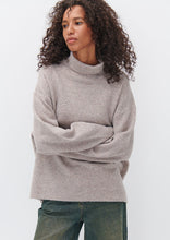 Load image into Gallery viewer, Point Turtleneck