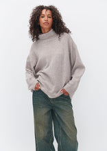 Load image into Gallery viewer, Point Turtleneck