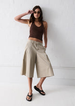 Load image into Gallery viewer, Camryn 3/4 Pants
