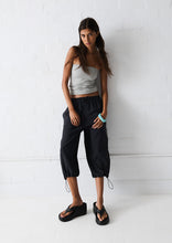 Load image into Gallery viewer, Winky 3/4 Pants

