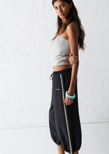 Load image into Gallery viewer, Winky 3/4 Pants
