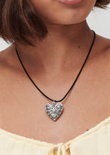 Load image into Gallery viewer, Sweetheart Choker Necklace
